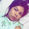 Paulinha Abelha manda beijos para a câmera no leito do hospital