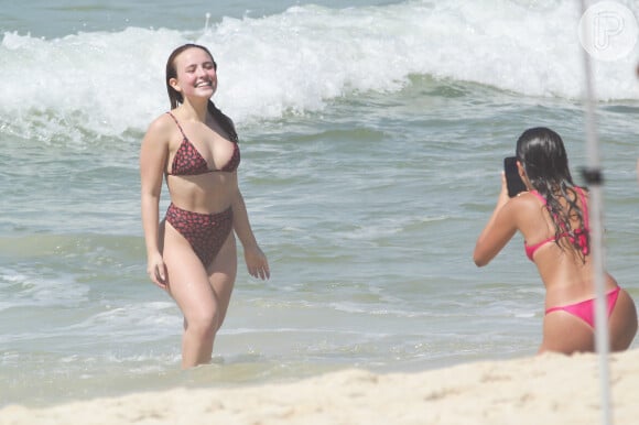 Paparazzi particular! De biquíni, Larissa Manoela posou para as amigas em praia