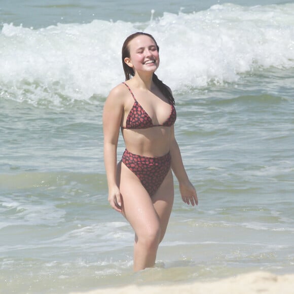 Paparazzi particular! De biquíni, Larissa Manoela posou para as amigas em praia