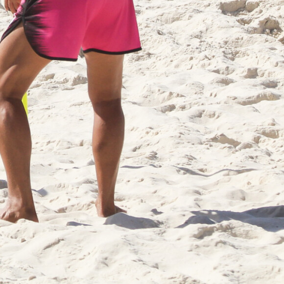 Larissa Manoela aproveitou o dia para fazer um treino funcional na praia