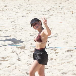 Larissa Manoela posou para o paparazzo enquanto treinava na praia