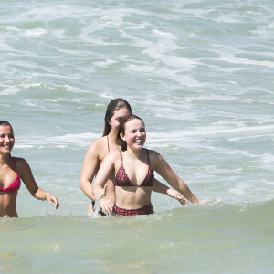 Depois de treinar, Larissa Manoela e as amigas caíram no mar