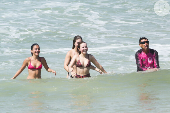 Depois de treinar, Larissa Manoela e as amigas caíram no mar