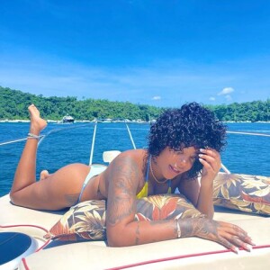 Ludmilla usou cabelos naturais, com cachos ao vento, em foto tirada em passeio de barco por Angra dos Reis, no Rio de Janeiro