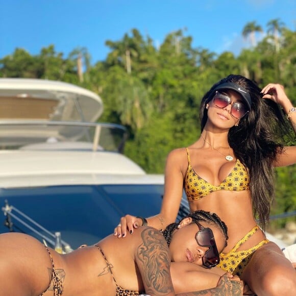 Ludmilla e Brunna Gonçalvez, que são casadas, frequentemente passeiam de barco pelo Rio de Janeiro para aproveitar dias de calor, sempre usando biquínis