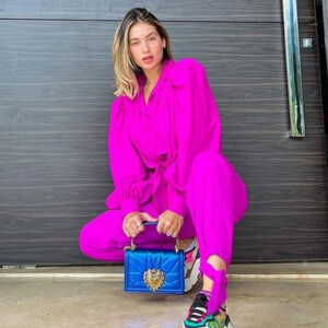 Virgínia Fonseca alia look all pink com bolsa azul petróleo e tênis esportivo e divide opiniões na web