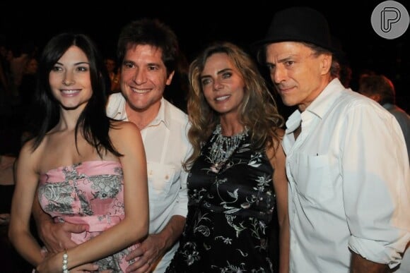 O casal assistiu ao espetáculo 'Tim Maia' e posou para fotos ao lado de Bruna Lombardi e Carlos Alberto Riccelli