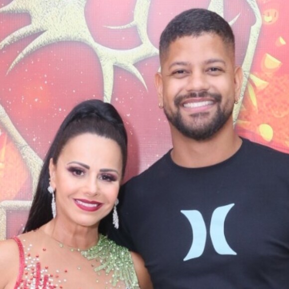 Viviane Araújo escolhe cores do Salgueiro e da Mancha Verde para look em ensaio, no Rio, em 5 de março de 2022