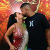 Viviane Araújo beija o marido, Guilherme Militão, em evento de Carnaval