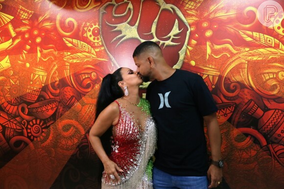 Viviane Araújo beija o marido, Guilherme Militão, em evento de Carnaval