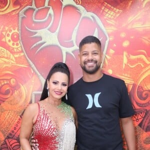 Viviane Araújo posa com o marido em evento do Salgueiro