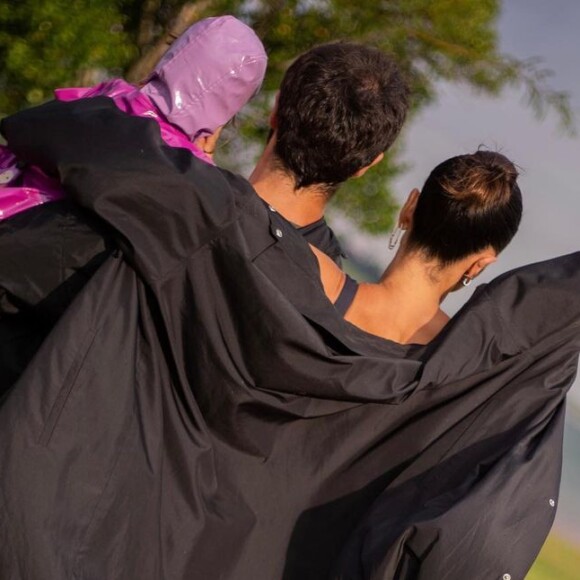 'Quem vê essa família linda assim nem imagina os perrengues que a gente supera', afirmou Sabrina Sato