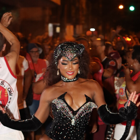 Erika Januza participou de um ensaio de rua no Rio de Janeiro para o Carnaval 2022