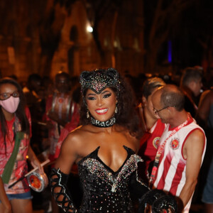 Erika Januza recriou a fantasia icônica de Luma de Oliveira para o Carnaval de 1998