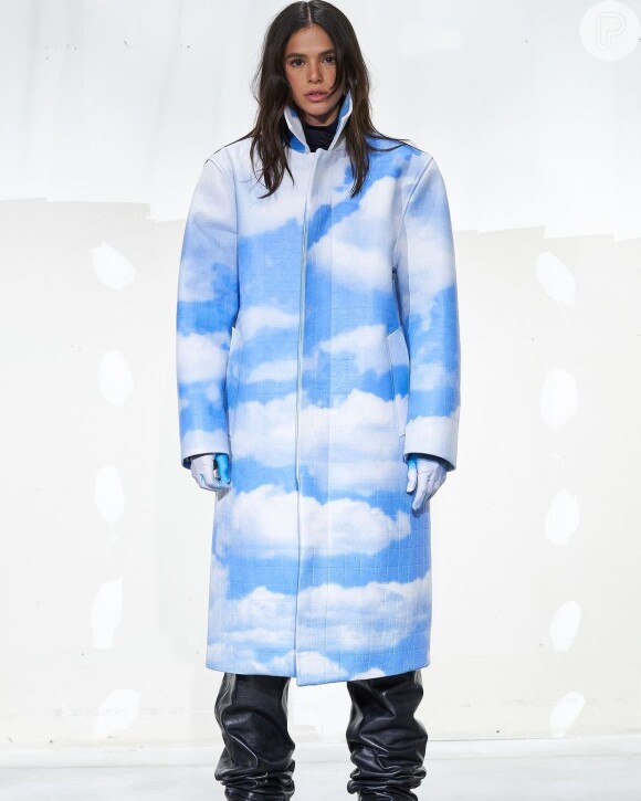 Bruna Marquezine usou trench coat oversized com estampa de nuvens na Semana de Moda de Paris