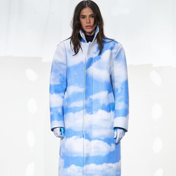 Bruna Marquezine usou trench coat oversized com estampa de nuvens na Semana de Moda de Paris