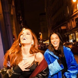 Anitta e Bruna Marquezine marcaram presença em desfile juntas e se divertiram por Paris com looks estilosos