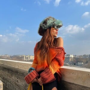 A cantora Anitta é fã de looks urbanos e repletos de tendências de moda: nesse combinou pelúcia e cores vibrantes