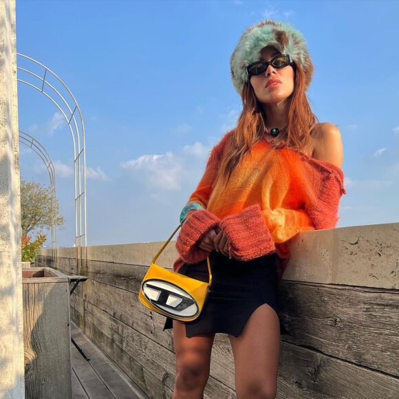 Anitta usou bucket hat de pelúcia durante a Paris Dashion Week: acessório é descolado