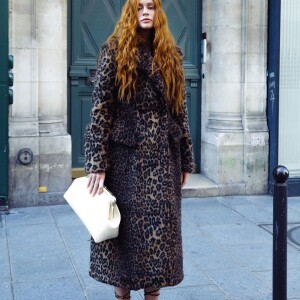 Trench coat de animal print foi aposta de Marina Ruy Barbosa durante a Paris Fashion Week