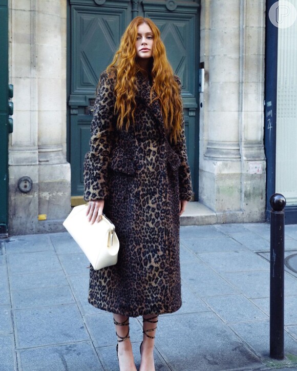 Trench coat de animal print foi aposta de Marina Ruy Barbosa durante a Paris Fashion Week