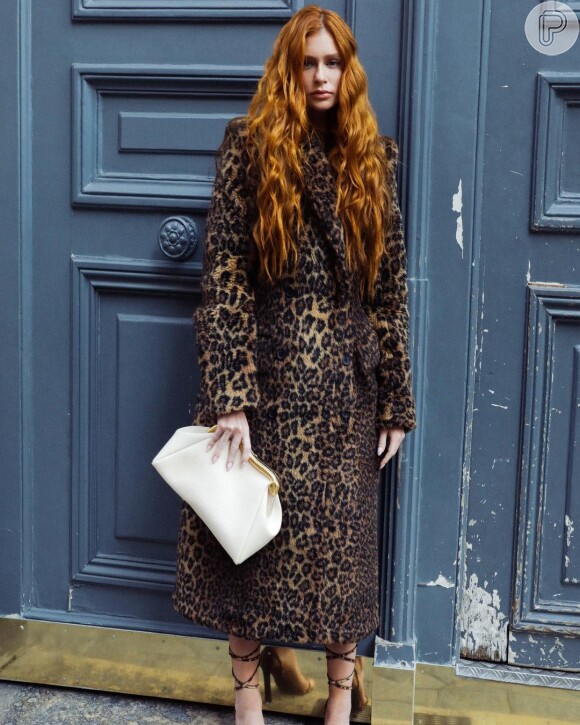 A atriz Marina Ruy Barbosa escolheu look com trench coat de animal print na Paris Fashion Week