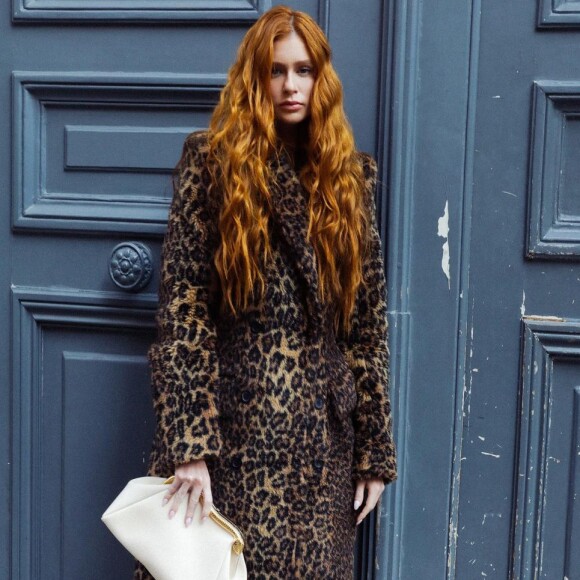 A atriz Marina Ruy Barbosa escolheu look com trench coat de animal print na Paris Fashion Week