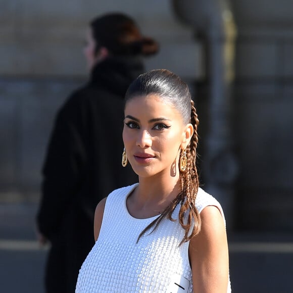 Vestido com volume foi aposta de Camila Coelho para ver desfile da Louis Vuitton