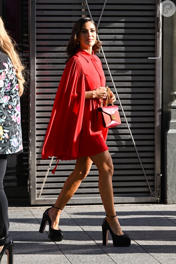 Camila Coelho usa vestido com capa no street style da Paris Fashion Week