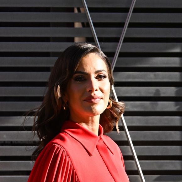 Camila Coelho usa vestido com capa no street style da Paris Fashion Week