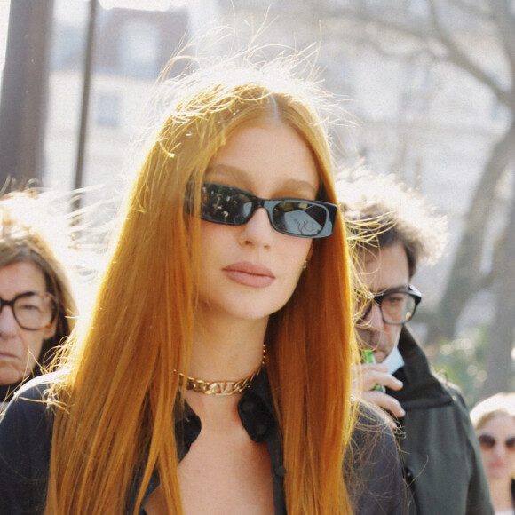 Look de Marina Ruy Barbosa para desfile da Valentino era all black