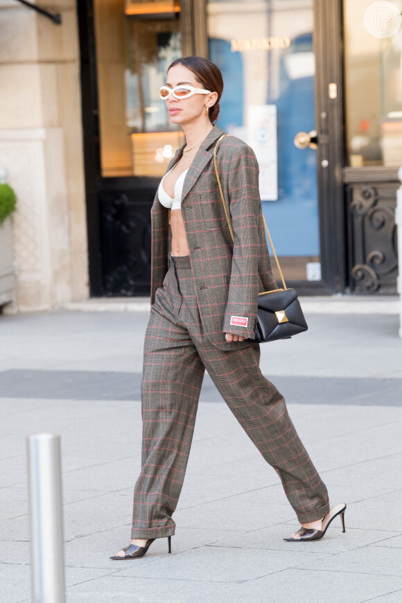 A modelagem oversized tem sido queridinha de Anitta na Paris Fashion Week