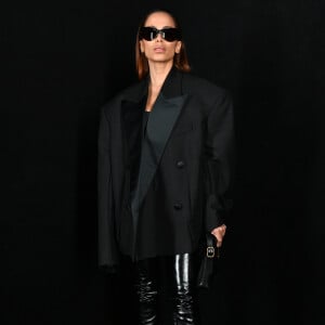 Look all black de Anitta combinava botas over knee e blazer oversized