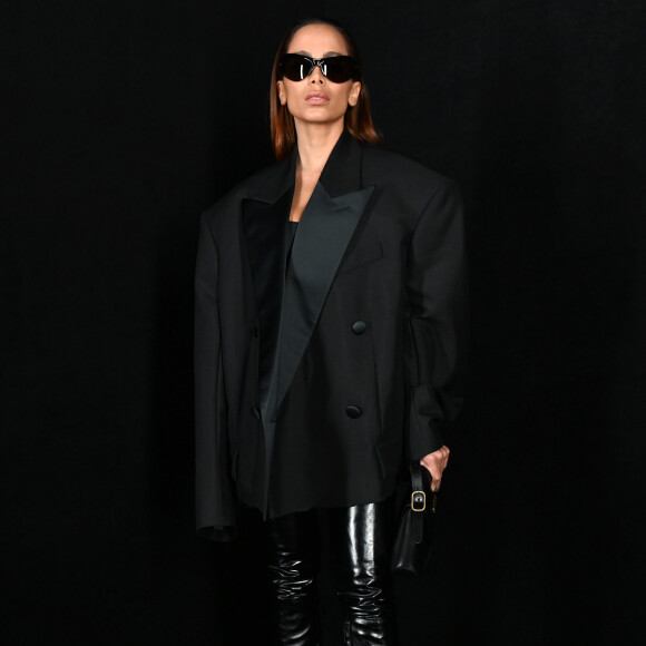 Look all black de Anitta combinava botas over knee e blazer oversized
