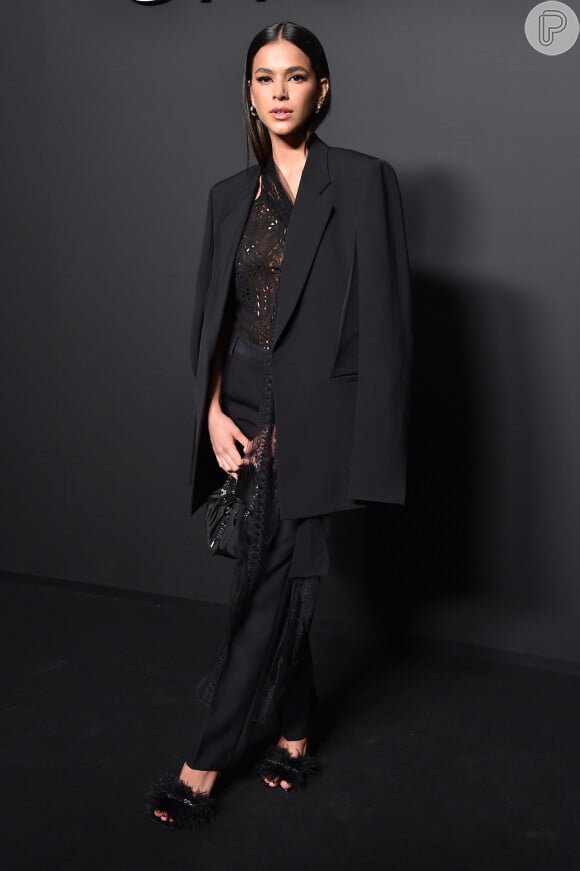 A atriz Bruna Marquezine usou look all black com sandálias de plumas nos pés para desfile da Givenchy