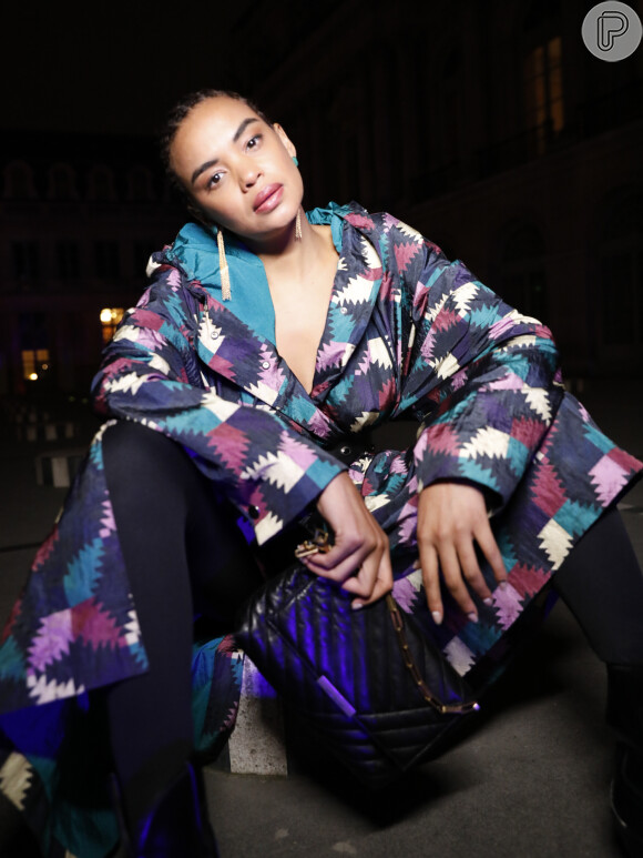 Look de Lucy Ramos na Paris Fashion Week tinha mix de tons azuis e roxos
