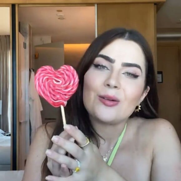 BBB 22: Jade Picon iniciou à live chupando um pirulito, em referência à frase que prometeu que diria caso Arthur Aguiar fosse eliminado