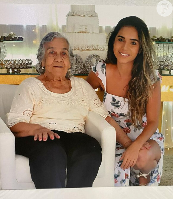 Gyzelly Bicalho admitiu ter tomado o hábito de passar gloss por causa da avó, que costumava pedir para que ela e as mulheres da família passassem batom