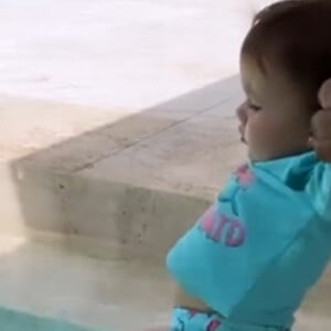 Virgínia mostrou que Maria Alice ama tomar banho de piscina e costuma tentar pular na água