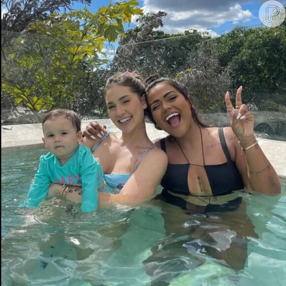 Virgínia Fonseca posou para foto na piscina com a filha após brincar com Maria Alice na água