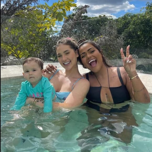 Virgínia Fonseca posou para foto na piscina com a filha após brincar com Maria Alice na água