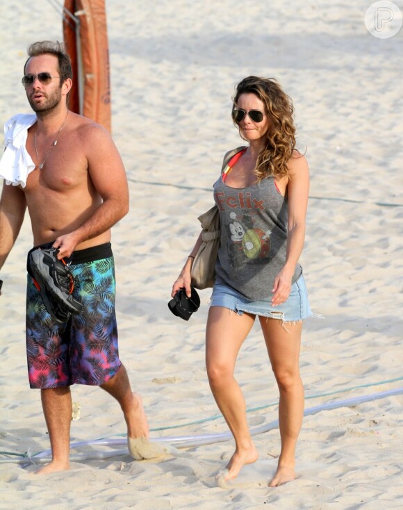 A atriz é flagrada com um amigo proveitando o tempo livre na praia do Leblon, em março de 2013