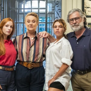 Novela 'Pantanal': Madeleine (Bruna Linzmeyer) e a irmã, Irma (Malu Rodrigues) são filhas da controladora Mariana (Selma Egrei) e do viciado em jogos Antero (Leopoldo Pacheco)