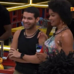 BBB 22: na madrugada desta terça (15), antes de seu Paredão, Vyni brincou com Natália. ''Vou deixar uma listinha [de como cuidar do Eli]'