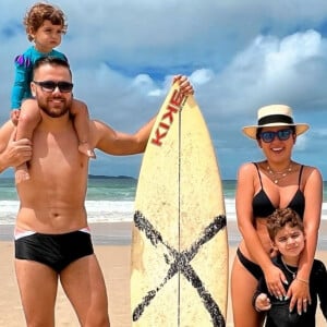 Zé Neto e Natália Toscano combinam biquíni e sunga em férias em família