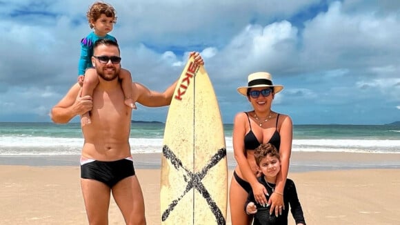Moda praia de casal: Zé Neto e Natália Toscano combinam sunga e biquíni nas férias