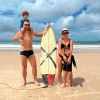 Zé Neto e Natália Toscano combinaram biquíni e sunga em uma viagem até a praia durante as férias do casal