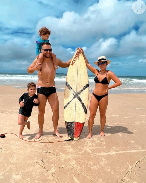 Zé Neto e Natália Toscano combinam biquíni e sunga na cor preta e vestem filho mais velho com roupas de banho parecidas em viagem em família