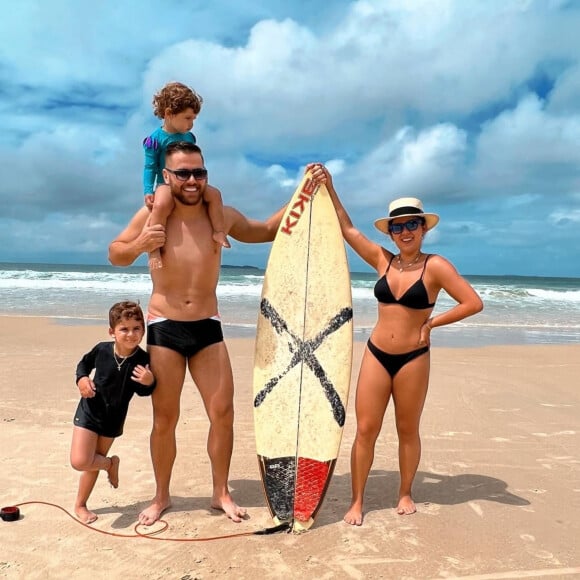 Zé Neto e Natália Toscano combinam biquíni e sunga na cor preta e vestem filho mais velho com roupas de banho parecidas em viagem em família