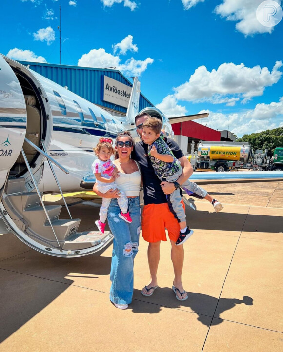 Zé Neto e Natália Toscano não revelaram a destino das férias da família, mas posaram em frente ao avião